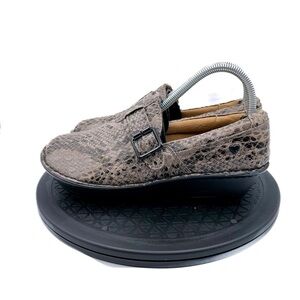 Nurse Mates Gelsey 256153 Slip on slip resistant snake print Women's size 8M